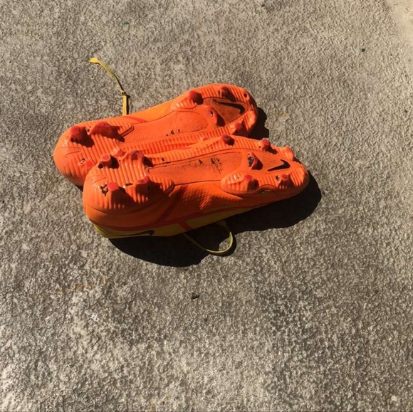 Soccer shoe's - Picture 2 of 4